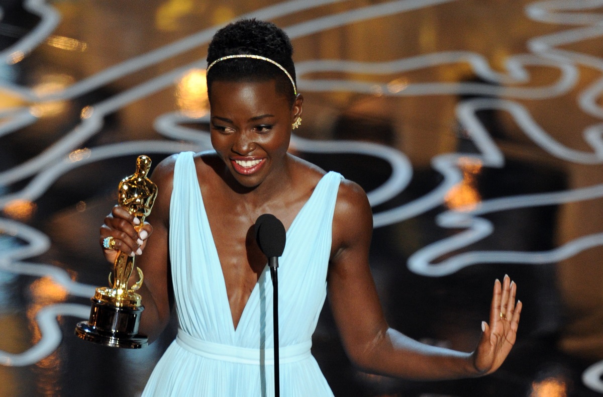 Подобно на Том Ханкс, Лупита Нионго държи наградата на рафтче в дома си. Актрисата спечели награда "Оскар" за най-добра поддържаща роля през 2014 г. за участието ѝ в "12 години робство".