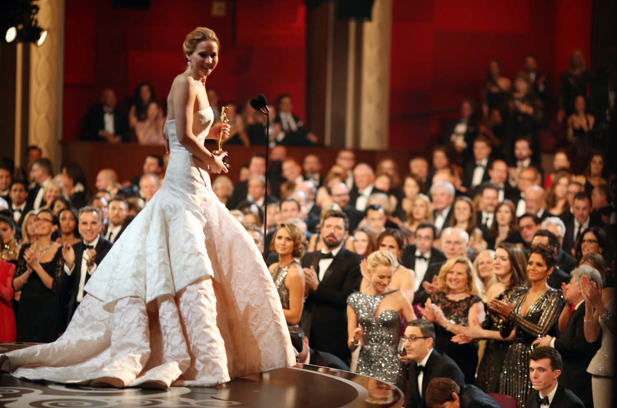 Подобно на Ема Стоун, Дженифър Лорънс държи "Оскар"-а, който спечели през 2013 г. върху пианото в дома на родителите си.