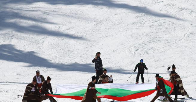Стотици ентусиасти се включиха в масовото ски спускане с трибагреници
