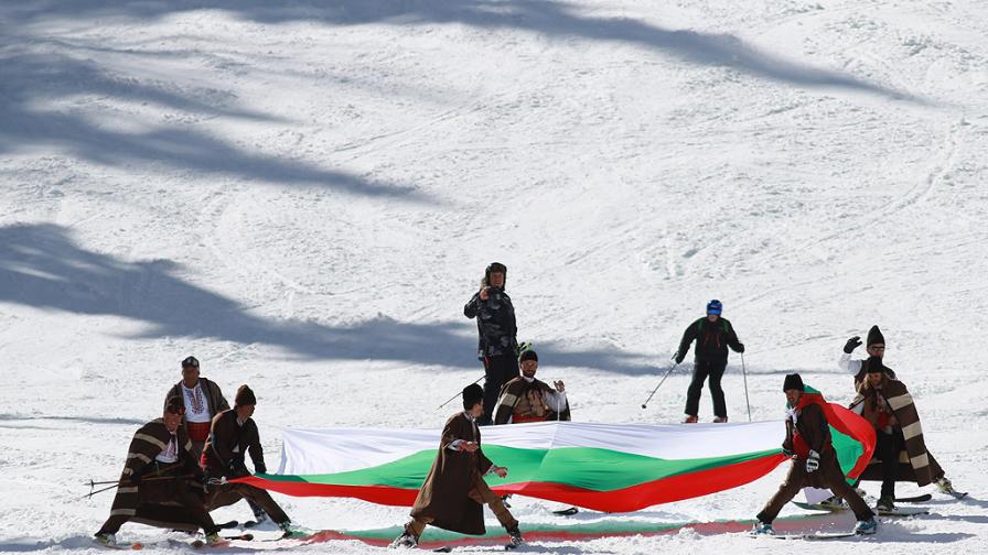 Ски спускане с народни носии и трибагреници в Пампорово
