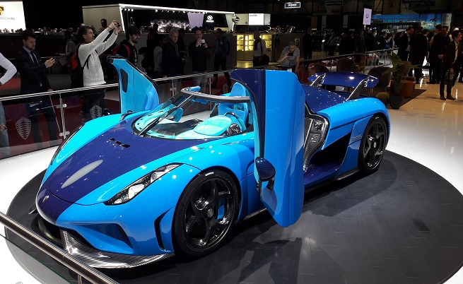  Koenigsegg Regera, най-малко съгласно мен, наподобява умопомрачително. И е на не повече от 5 метра от съперника си - Chiron Sport. 