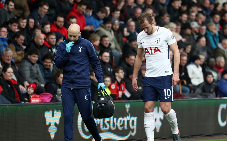 Кейн напусна с ботуш и патерици стадиона