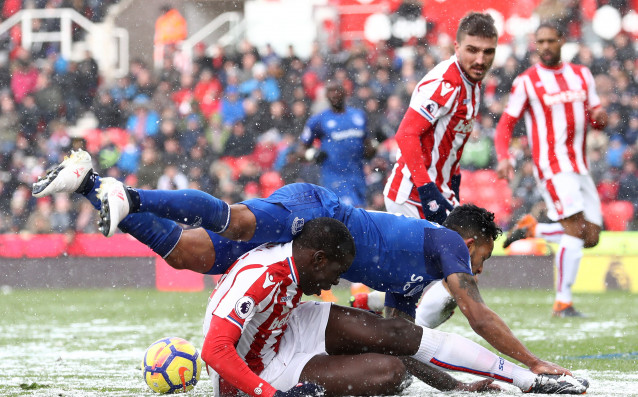 Интригата около поне два от изпадащите в Премиършип започва полека лека