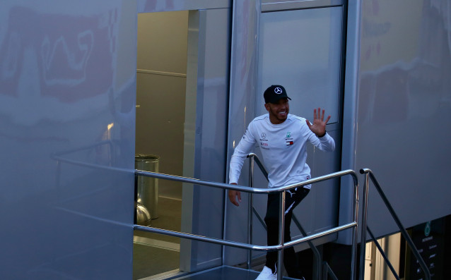 Световният шампион във Формула 1 Люис Хамилтън демонстрира закачливо чувство