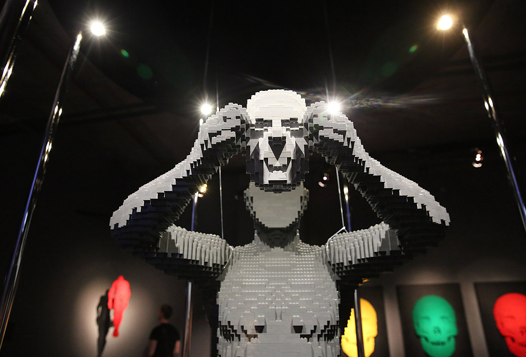 Повече от 100 произведения на изкуството, създадени само и единствено от Лего блокчета, са изложени в Минск, Беларус
