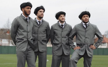 Играчи на Ливърпул станаха Бийтълс за благотворителност