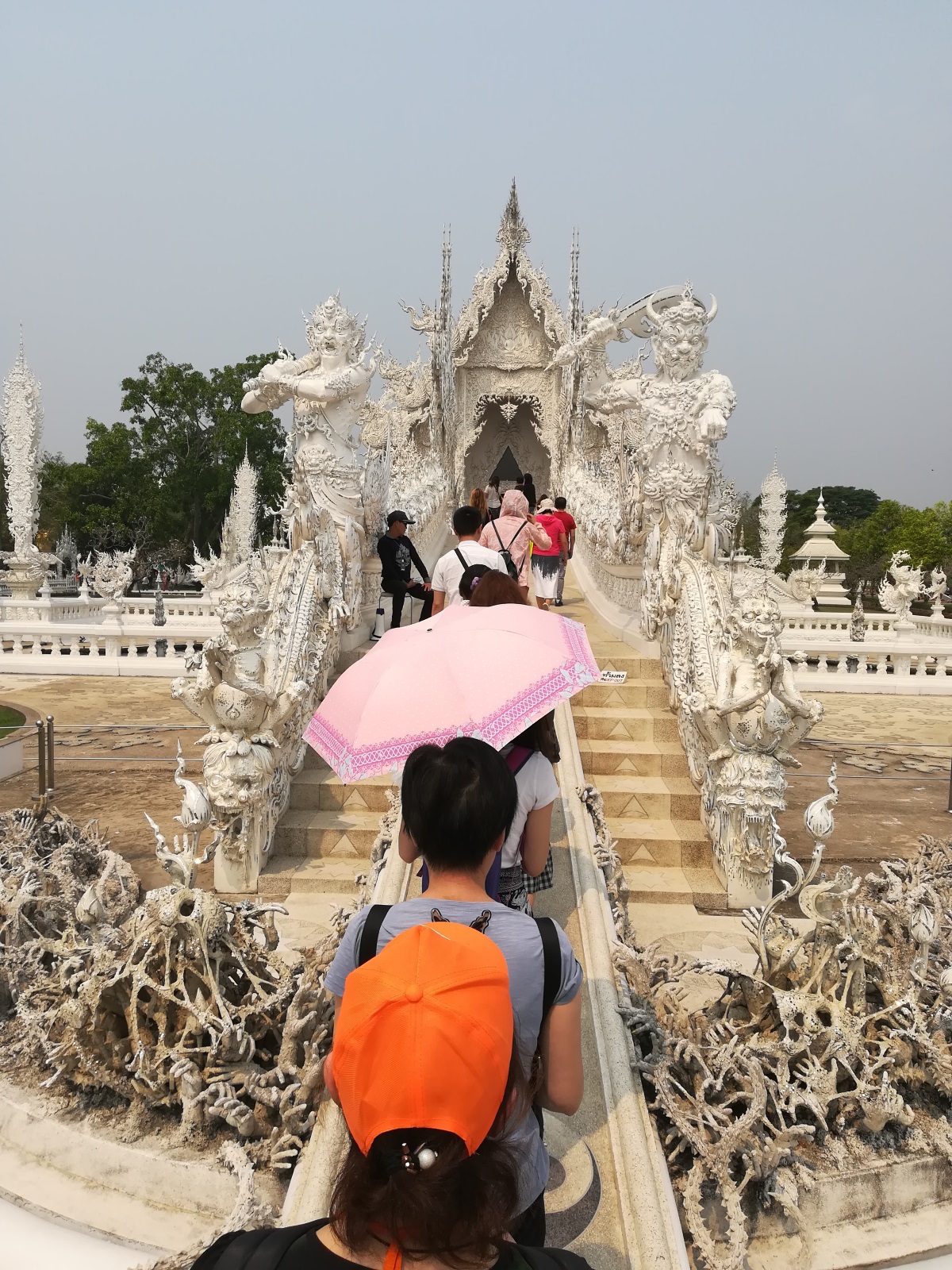 Белият храм или Wat Rong Khun е истинско бижу в провинция Чианг Рай. Храмът е едно от най-посещаваните места в Тайланд и впечатлява с архитектурата си. Сградата е построена по поръчка на известен художник, който искал да остави нещо от себе си на родното си място. Целта му била да построи най-красивия храм в света. Започнал да работи по проекта през 1997 г., заедно със съпругата си. Всяка година нещо ново се добавя по сградата и така тя постоянно се обновява и различава по нещо от предходната година. Около Белия храм могат да се видят всякакви скулптури като чудовища и дракони, а ръцете, които се протягат от двете страни на входа, символизират ада. Според легендата ако ръцете те хванат, докато минаваш по пътеката, значи си грешник. Пътуването на автора до Чианг Рай е спонсорирано от Qatar Airways.