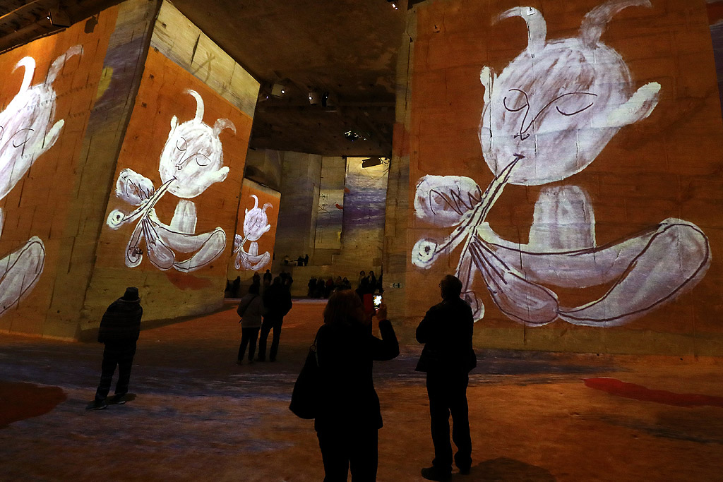 Мултимедийната изложба "Пикасо и испанските майстори" в "Катедралата на образите" в Ле Бо дьо Прованс, южна Франция. Изложбата с дигитални шедьоври на Пикасо, Гоя и Игнасио Сулоага се прожектира на огромни галерии вкопани в скалите на Val d&#39;Enfer и продължава до 6 Януари 2019 г.