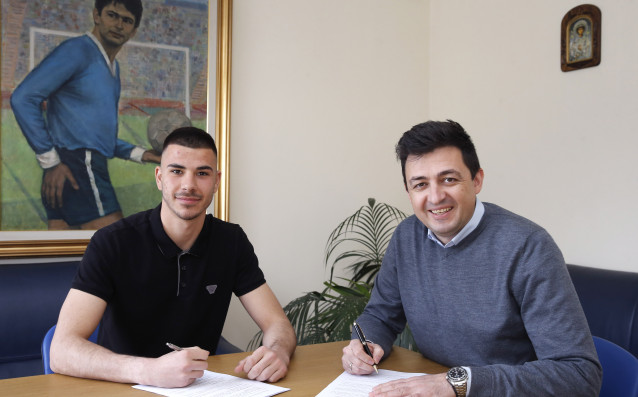 Левски подписа професионален договор с вратаря от школата на сините