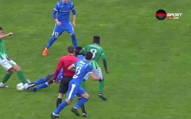 Хали Тиам от Левски си изкара жълт картон с грубо