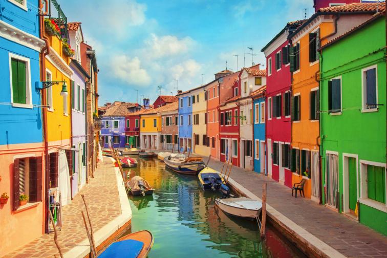  Бура̀но разположен върху 4 свързани островчета (често считани за общ остров) във Венецианската лагуна. Прочут е с къщите си, боядисани в ярки цветове, и с локалната занаятчийска направа на буранска дантела. 