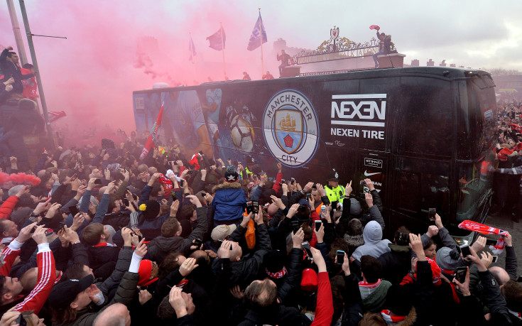 Феновете на Ливърпул замеряха с бутилки клубния  автобус на Ман Сити