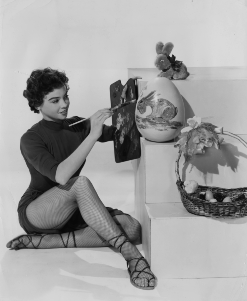 1955 година, актрисата Лесли Карън рисува великденско яйце.