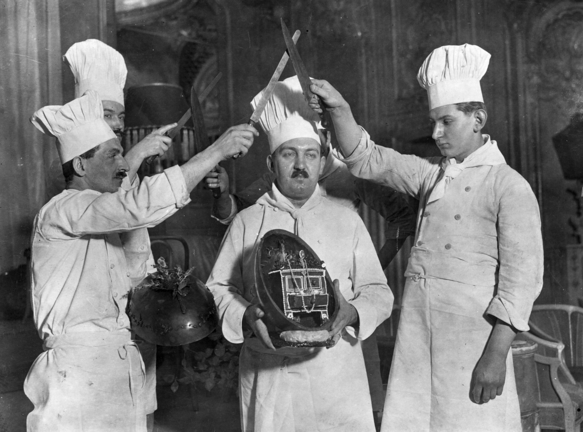 1925 година, шеф-готвачът на ресторант "Савой" поднася на съпругата на южноафрикански милионер шоколадово яйце, пълно с бижута. Изненада за Великден.