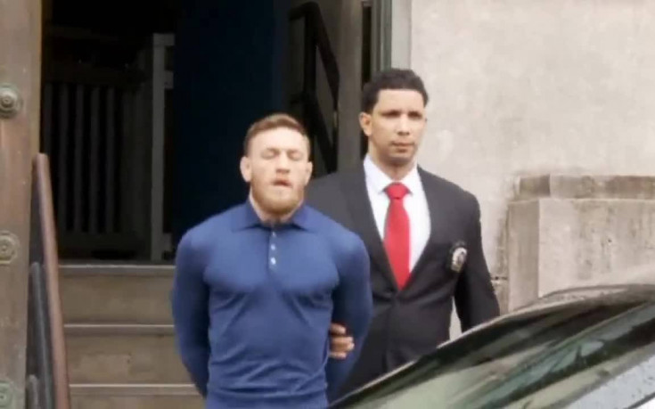 Повдигнаха обвинения на МакГрегър, изведоха го с белезници