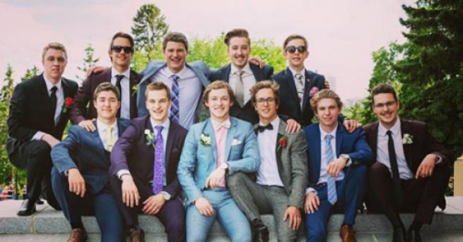 Автобус на младежки отбор по хокей се сблъска с камион