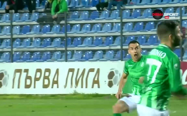 Попадението от фаул на Мартин Камбуров с което Берое поведе