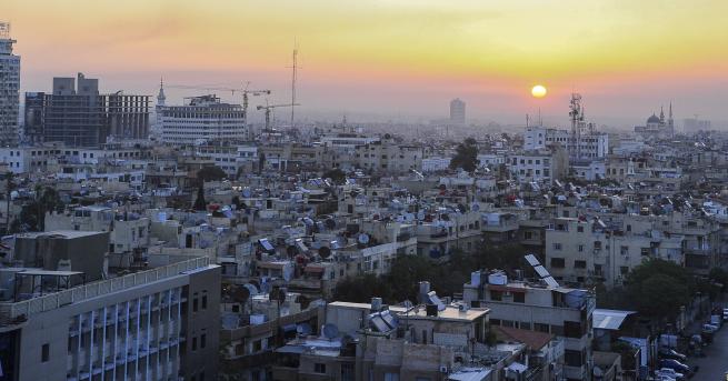 Израел атакува десетки ирански военни обекти в Сирия в отговор