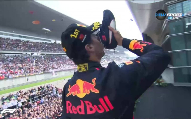 Щастливият победител от Гран при на Китай Даниел Рикиардо спази