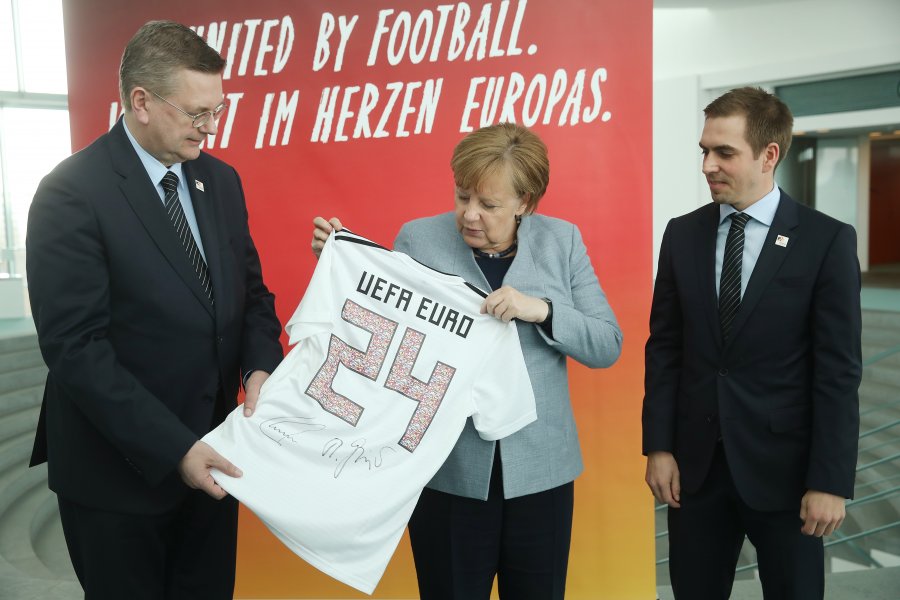 Меркел получи фланелка на германския национален отбор преди Мондиал 20181
