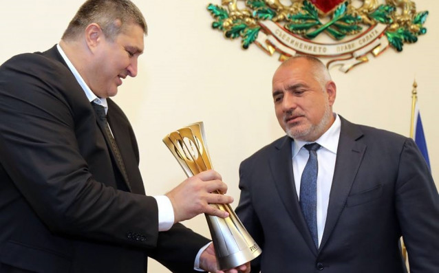 Волейболната легенда Любо Ганев показа пред премиера на България Бойко