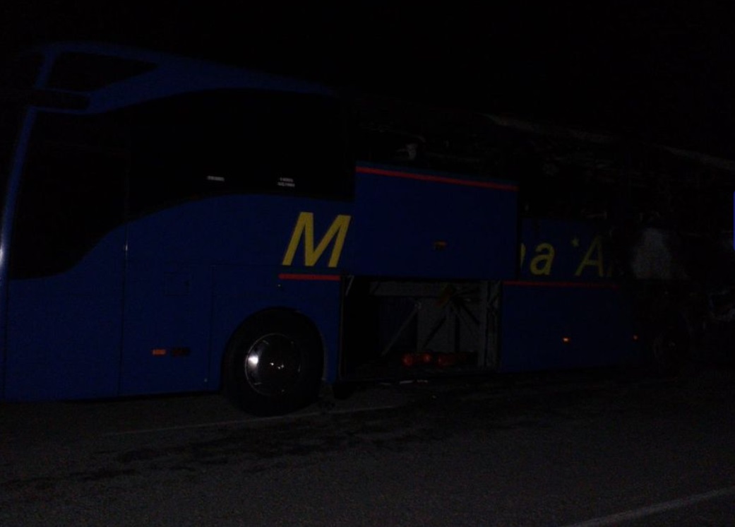 Автобус с 46 туристи, пътуващ от София за Македония, изгоря на пътя между Кюстендил и граничния контролно-пропускателен пункт „Гюешево” в местността Дервена. Няма пострадали хора.