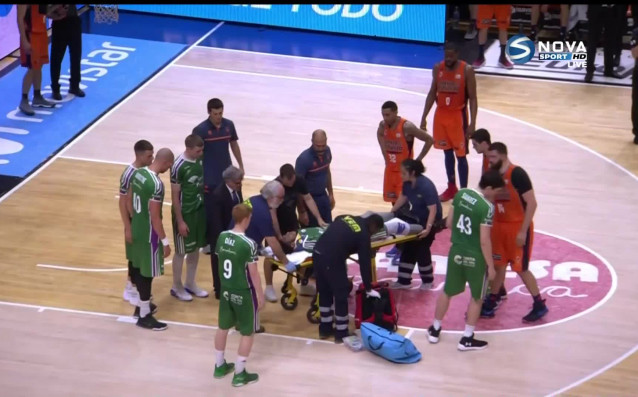 Крилото на Уникаха Джеф Бруукс изненадващо колабира в края на