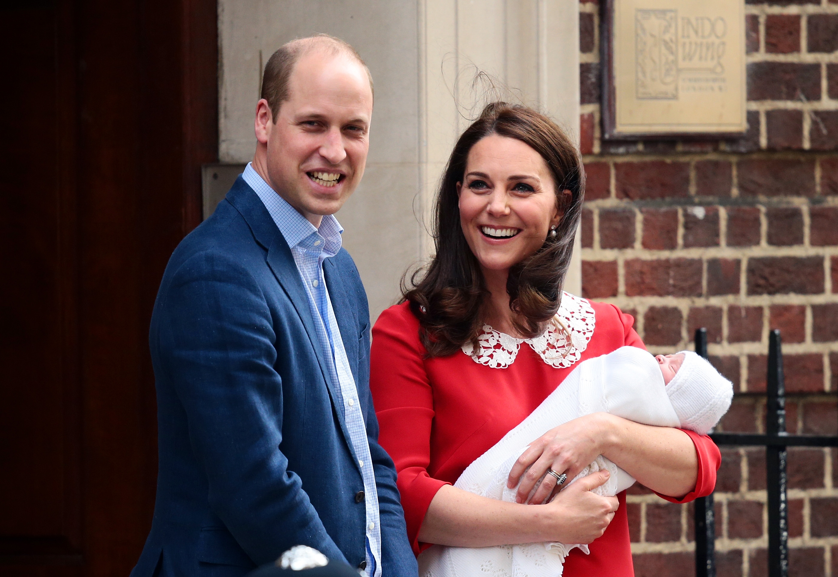 Херцогинята на Кеймбридж Катрин роди момче в 11 ч. местно време. Бебето и майката са в добро здраве. Бебето тежи 3,827 кг и е третото дете в семейството на херцогинята и принц Уилям, който е присъствал по време на раждането. Няколко часа след раждането, Кейт и принц Уилям напуснаха болницата с новороденото момченце.