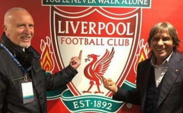Легенди на Рома размахаха средни пръсти пред логото на Ливърпул