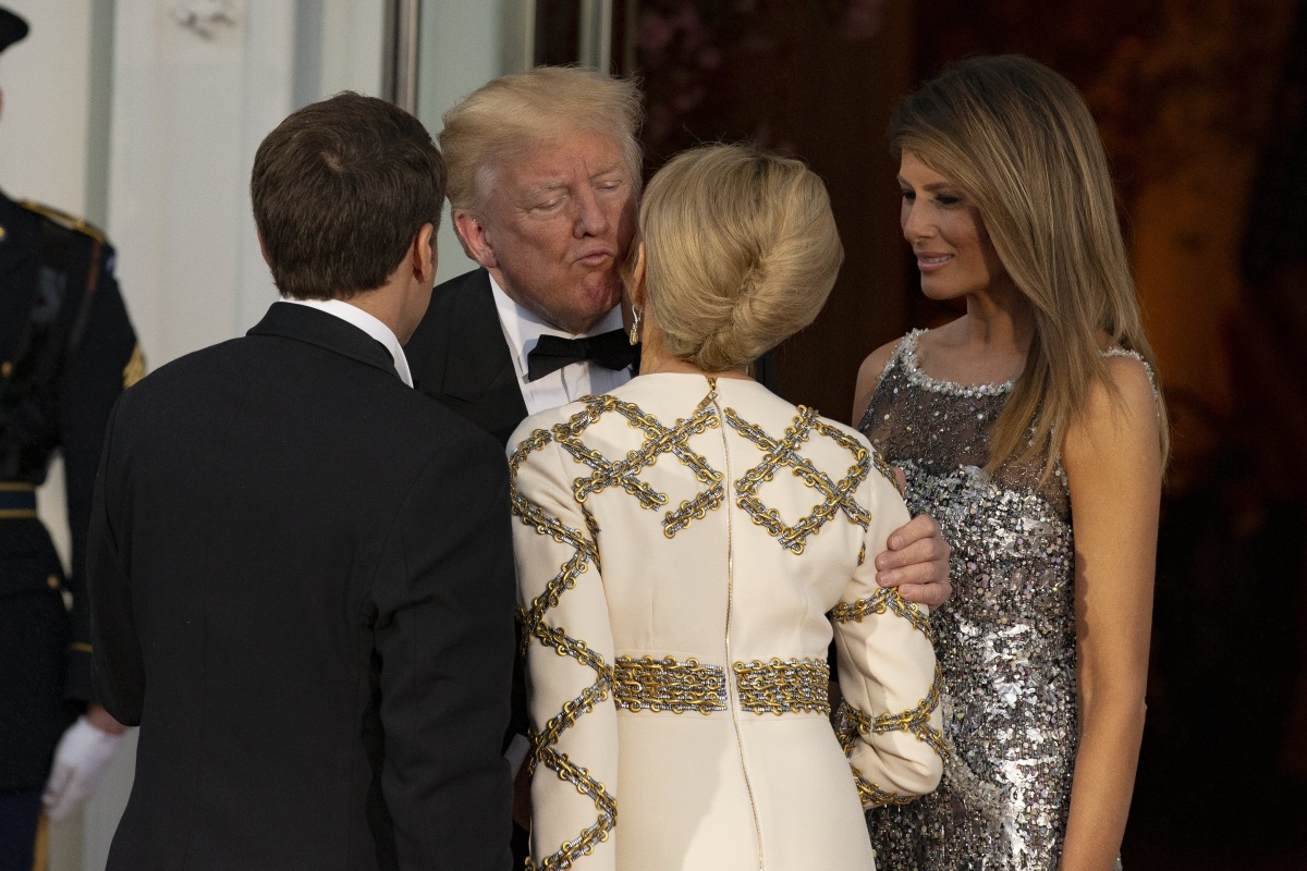 Първата държавна вечеря в Белия дом от встъпването в длъжност на Доналд Тръмп бе важен момент за първата дама. Мелания бе домакиня на събитието и изглеждаше зашеметяващо в сребриста рокля на "Шанел". Този път тя държеше здраво ръката на съпруга си и не даде повод за коментари какви са отношенията между тях.