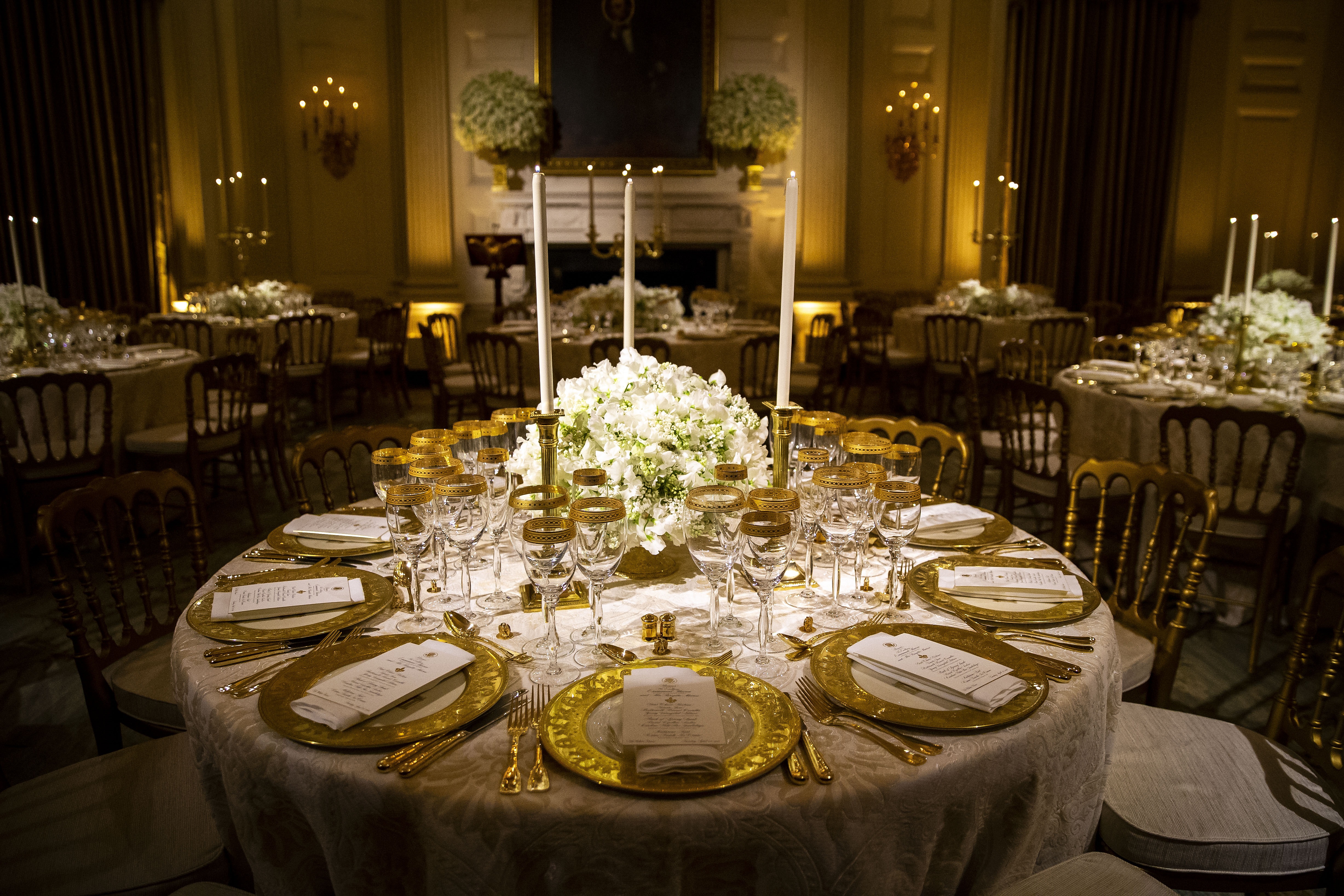 За кратко репортери бяха допуснати до залата, в която се проведе вечерята. Те бяха посрещнати от изящно подредени маси – златни чаши за вино, златни свещници, златни столове, ситуирани около масите,украсени с изящни цветя в бяло и зелено