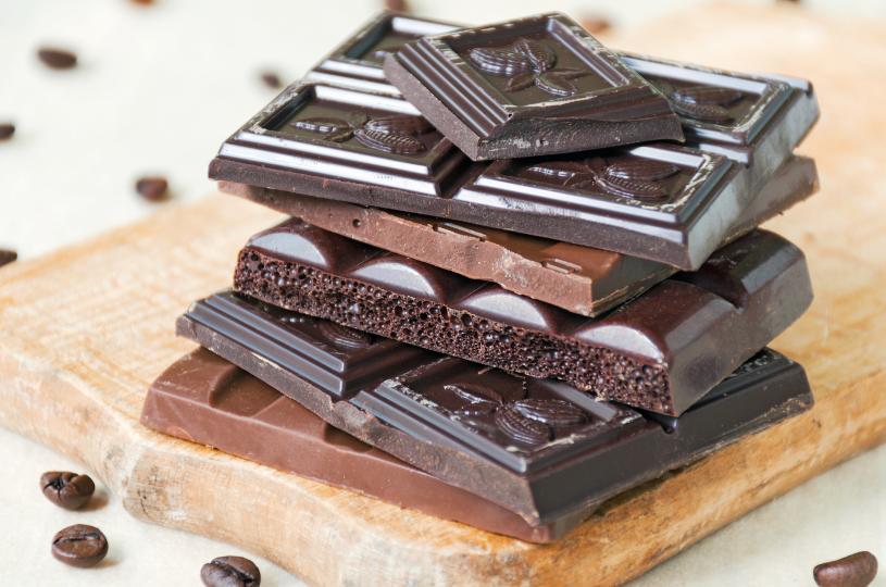 <p>2. Сърце<br />
&nbsp;<br />
Епикатехинът е едно от съединенията, които са отговорни за горчивия вкус на какаото. То може да понижи нивата на кръвното налягане. Освен това, около 60 г черен шоколад седмично може да намали риска от инсулт с 20%.</p>