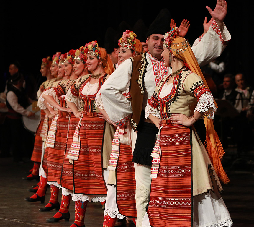 Трите най-големи български фолклорни състава – емблеми в музикалното и танцовото ни изкуство – ансамбъл "Филип Кутев", "Тракия" и "Пирин", на една сцена. За пореден път трите ансамбъла се сливат в един спектакъл, за да покажат красотата на българския фолклор. Събитието е единствено по рода си и събира най-добрите танцьори, певци и инструменталисти на една сцена в ритъма на истинска българска фолклорна музика