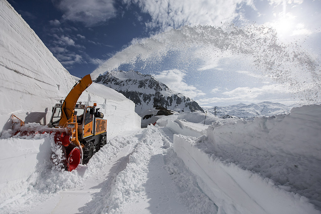 Почистване на снега от прохода Готард, Швейцария. Поради обилните снеговалежи тази зима, почистването ще отнеме шест до осем седмици. Прохода трябва да се отвори за движение до края на май
