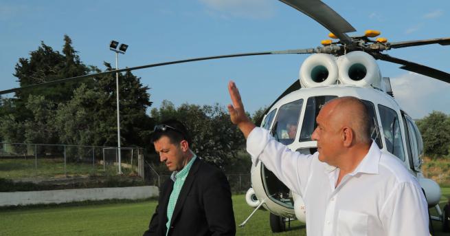 Премиерът Бойко Борисов пристигна тази сутрин с правителствен хеликоптер в