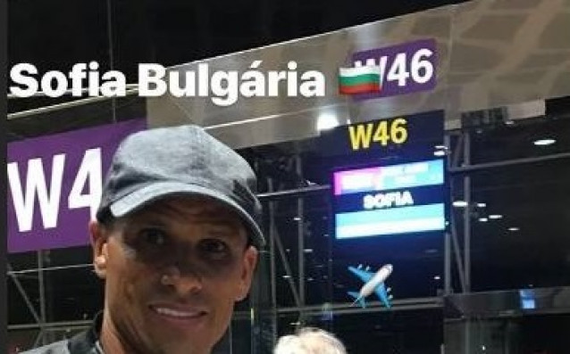 Легендарният бразилски футболист Ривалдо публикува снимка от летището в Барселона