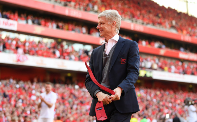 Мениджърът на Арсенал Арсен Венгер подари своята вратовръзка на свой