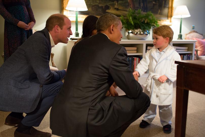 <p>Как е обзаведен апартаментът им, можем да разберем от снимките със семейство Обама. Тогава американската президентска двойка беше поканена на гости в самия дом на Кейт и Уилям, а принц Джордж ги посрещна по халат.</p>