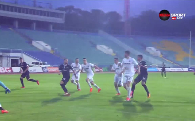 С голове на Парвиз Умарбаев Янко Ангелов и Анте Аралица