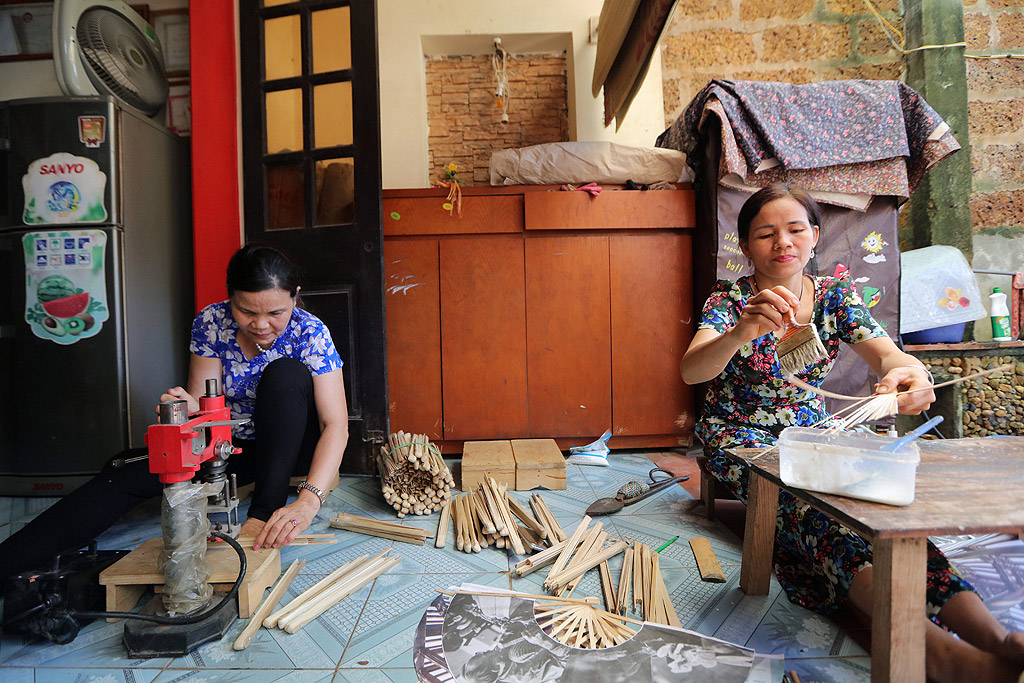 Изработка на ветрила от изрисувана хартия в Чан Сон, известно традиционно занаятчийско село в област Thach That, на около 30 километра от Ханой, Виетнам. Тук селяните  изработват ветрила от векове, техните произведения се изнасят на много пазари по света като Япония, Корея и някои страни от ЕС. Семейство Туан прави около 5 000 хартиени ветрила месечно, декоративни ветрила и гигантски сувенирни изделия.