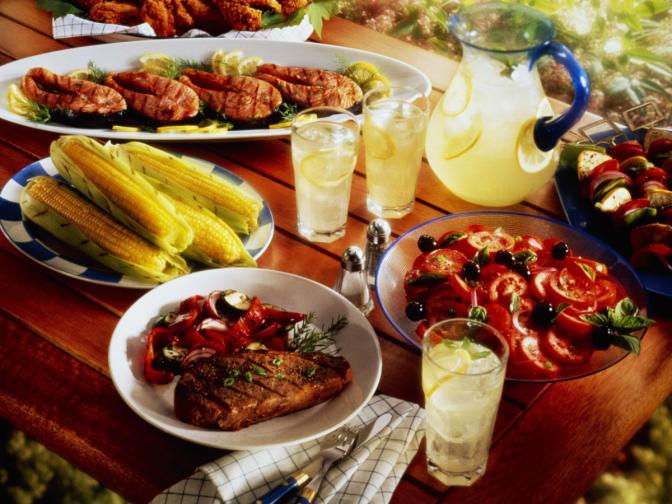  Не забравяйте разхладителни питиета <br> Разбира се, можете да хвърлите няколко бири в хладилника. Но с цел да създадат вашето барбекю незабравимо, изберете специфична напитка, с цел да изненадате гостите. 