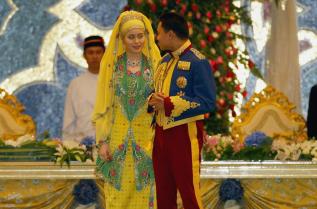  Бруней Даянгку Сара се омъжва за престолонаследника Ал Мухтаде Билах през 2004 година 