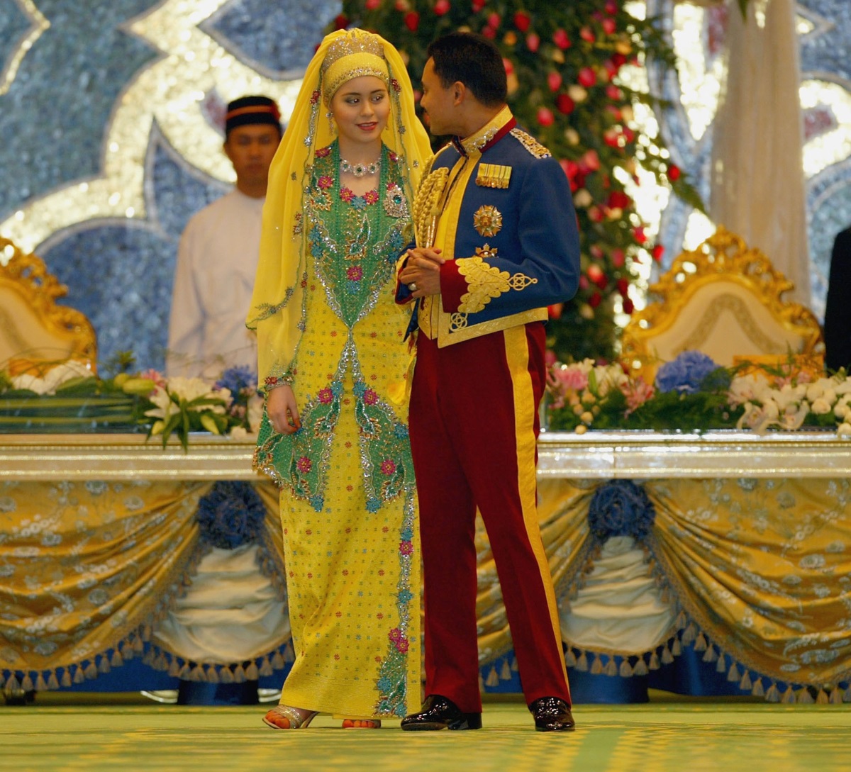 Принцесата на Бруней Даянгку Сара се омъжва за престолонаследника Ал Мухтаде Билах през 2004 г. На сватбата си тя е с пет различни облекла на обща стойност 4 млн. долара.