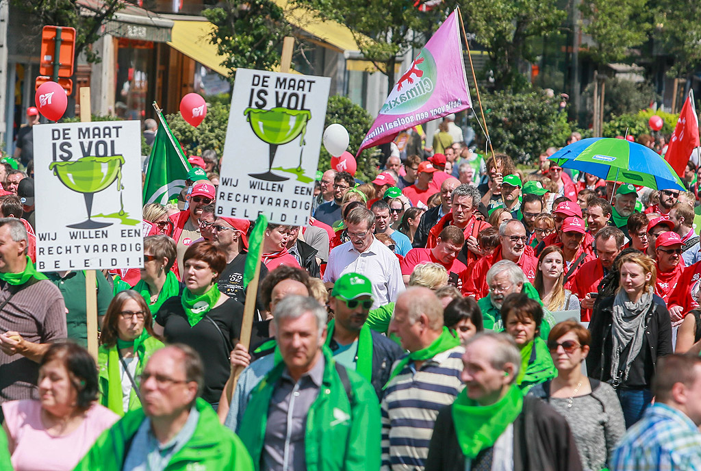 Протестиращи на демонстрацията "Марш за достойни пенсии" в Брюксел, Белгия. Повече от 30 000 души участват в демонстрацията, за по-добра пенсия и за пенсиониране на 65 години
