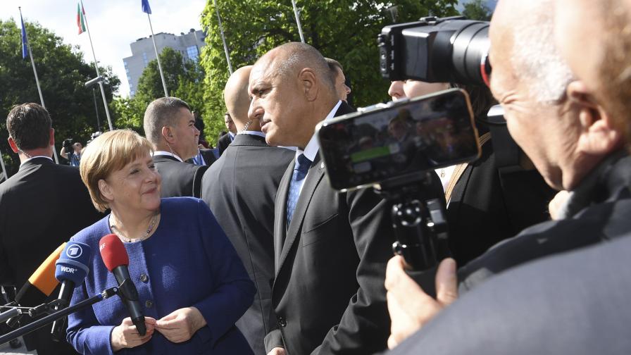 Борисов с Меркел под ръка в НДК, среднощен разговор с Макрон