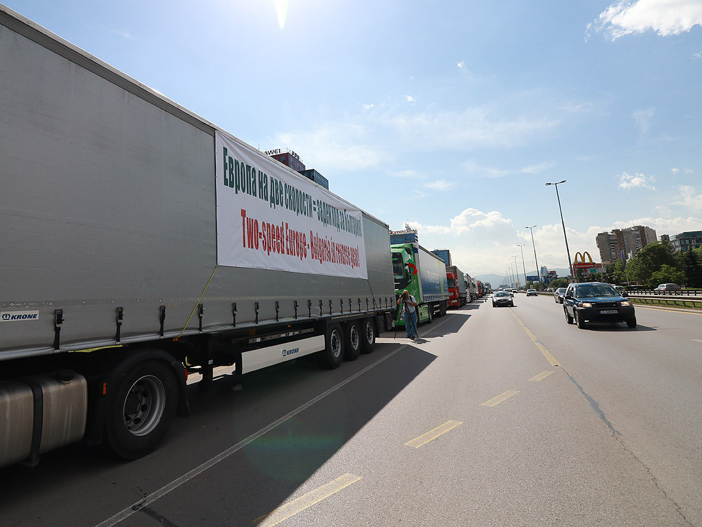 С лозунги „Има ли място за нашия бизнес в ЕС”, „Европа на две скорости = на заден ход на България” и „Транспортен пакет 1 и 2=Exit”, превозвачи от цялата страна демонстрират срещу новите правила за работа в Европейския съюз.