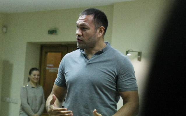 Промоутърът на британския боксьор Дилиан Уайт Еди Хърн е изключително възмутен