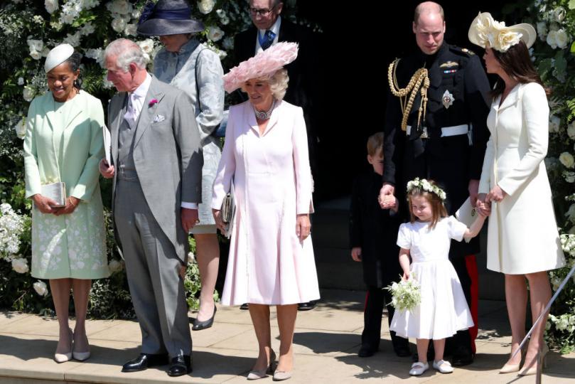 <p>Сладки мигове на Кейт Мидълтън и принц Уилям и децата им принцеса Шарлот и принц Джордж по време на сватбената церемония.&nbsp;Принц Джордж е по-срамежлив и се крие зад татко Уилям...</p>
