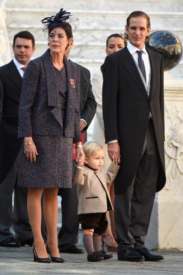 <p><strong>Принц Пиер Казираги от Монако и принцеса Беатрис</strong></p>

<p>Принц Пиер Казираги и Беатрис сключиха брак през 2015-та година, когато&nbsp;пищна церемония двамата се врекоха във вечна любов един на друг. Те станаха родители за втори път през май 2018. <u><strong><a href="https://www.edna.bg/izvestni/v-monako-posreshtnaha-novo-kralsko-bebe-pravnucheto-na-grejs-keli-4653449" target="_blank">Вижте още &gt;&gt;&gt;</a></strong></u></p>