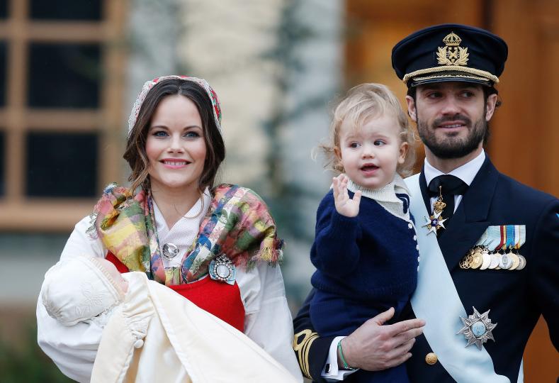 <p><strong>Принц Карл Филип и принцеса София Хелквист </strong></p>

<p>Карл Филип (роден 1979 г.)&nbsp;се ожени за бившия модел София Хелквист (1984 г.) през юни 2015 г. След женитбата им София получи титлата принцеса и стана херцогиня на Вермланд. Принцът е второто от трите деца на краля и кралицата на Швеция. Най-голяма е престолонаследничката принцеса Виктория, а най-малката е принцеса Мадалена.</p>